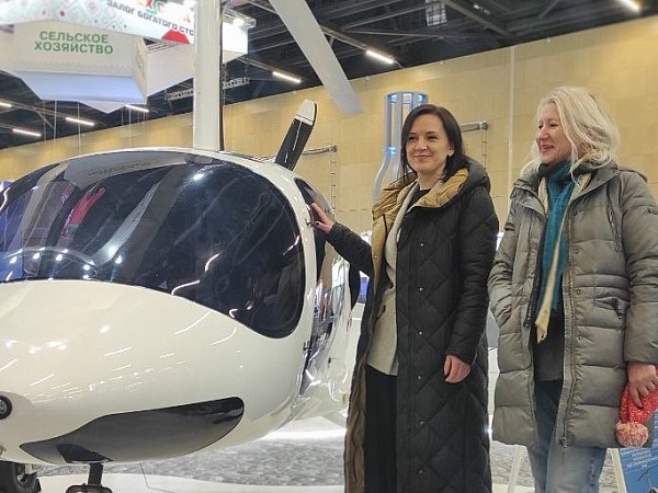 Работники аппарата БНП во главе с Натальей Борисенко и Татьяной Лисок — на выставке "Моя Беларусь"