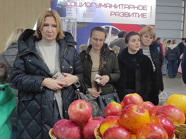 Работники аппарата БНП во главе с Натальей Борисенко и Татьяной Лисок — на выставке "Моя Беларусь"