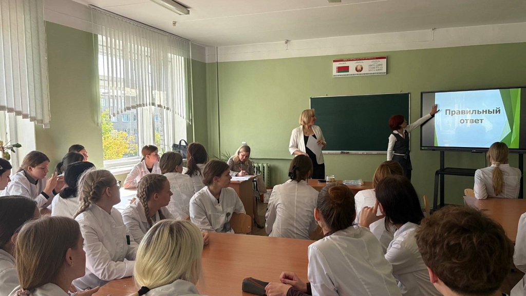 В Бобруйском государственном медицинском колледже прошел правовой квиз ко Дню народного единства