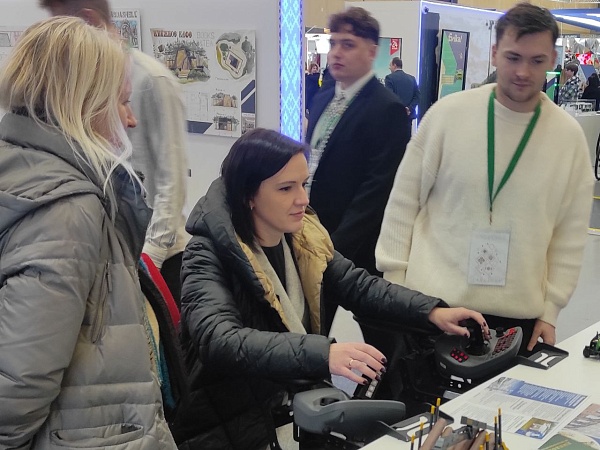 Работники аппарата БНП во главе с Натальей Борисенко и Татьяной Лисок — на выставке "Моя Беларусь"