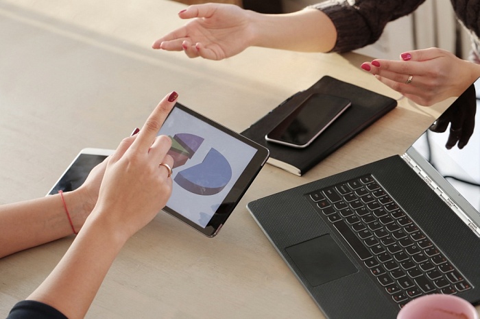 О некоторых вопросах наследования денежных средств, хранящихся во вкладах и на счетах в банках, управления наследственным имуществом в виде акций акционерного общества