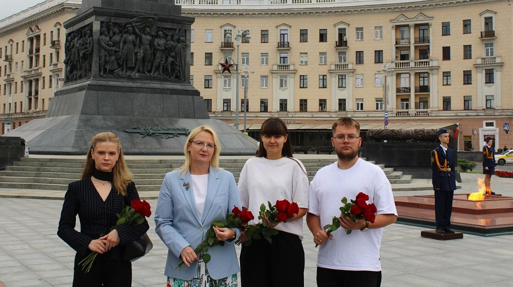 Возложение цветов к монументу Победы в преддверии Дня города