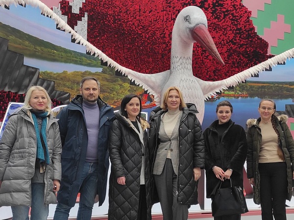 Работники аппарата БНП во главе с Натальей Борисенко и Татьяной Лисок — на выставке "Моя Беларусь"