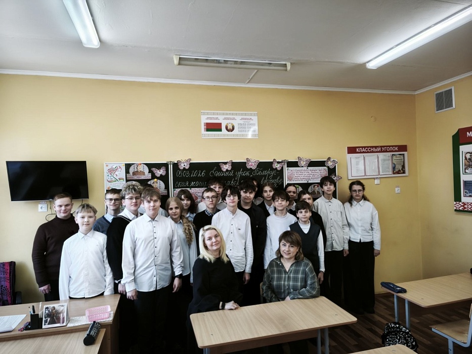 «Белорусская женщина — символ силы и вдохновения»: в Бобруйской школе прошел Единый урок с участием Консультанта Инны Елисеевой