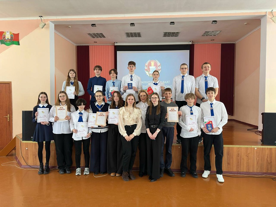 День Конституции: маленьким гражданам о больших правах.