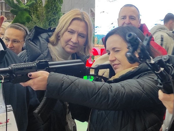 Работники аппарата БНП во главе с Натальей Борисенко и Татьяной Лисок — на выставке "Моя Беларусь"